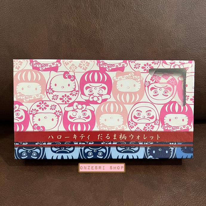 กระเป๋าสตางค์ใบยาว Hello Kitty Daruma (Limited) ทำจากผ้า & หนังเทียม ขนาด 19 x 12 ซม. มีช่องใส่บัตร ช่องซิป มี 2 สีให้เลือก