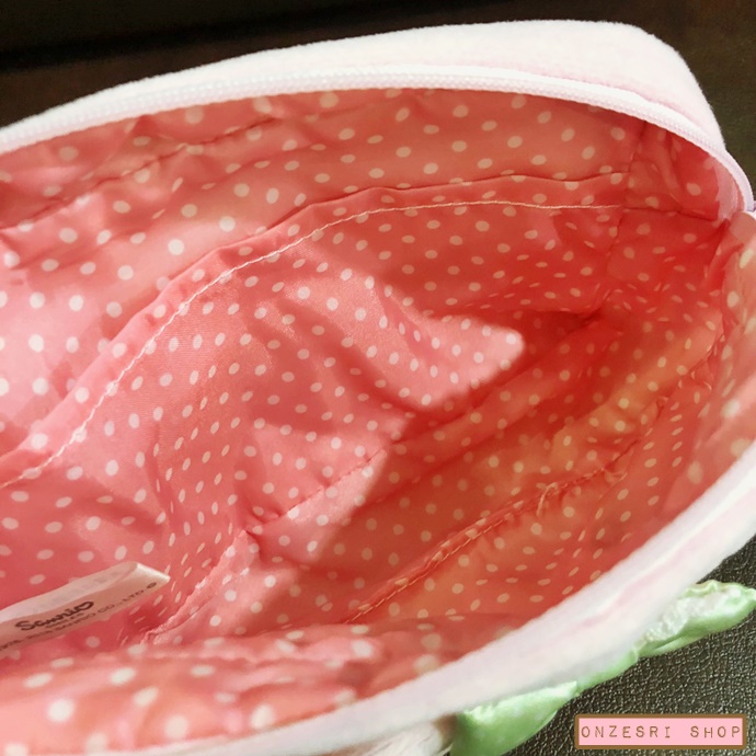 กระเป๋า My Melody Rose Pouch ไม่มีขายทั่วไป เป็นแบบต้องลุ้นกับทางหน้าร้าน Sanrio ที่ญี่ปุ่นเท่านั้น ขนาด 20 x 14 x 3 ซม.