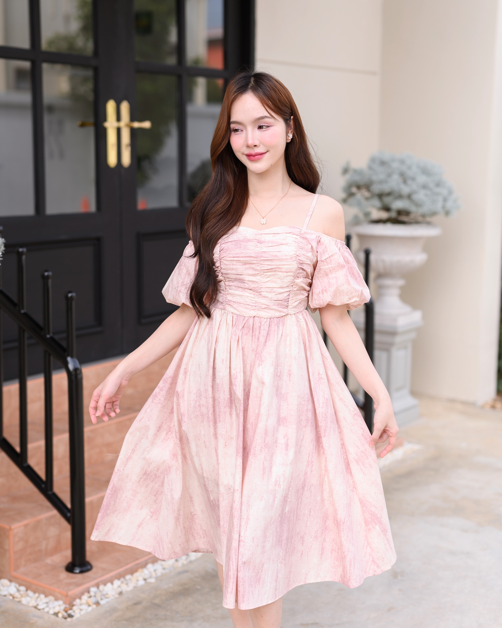 Pastel Puff Sleeve Dress เดรสเปิดไหล่แขนพอง : สีชมพู
