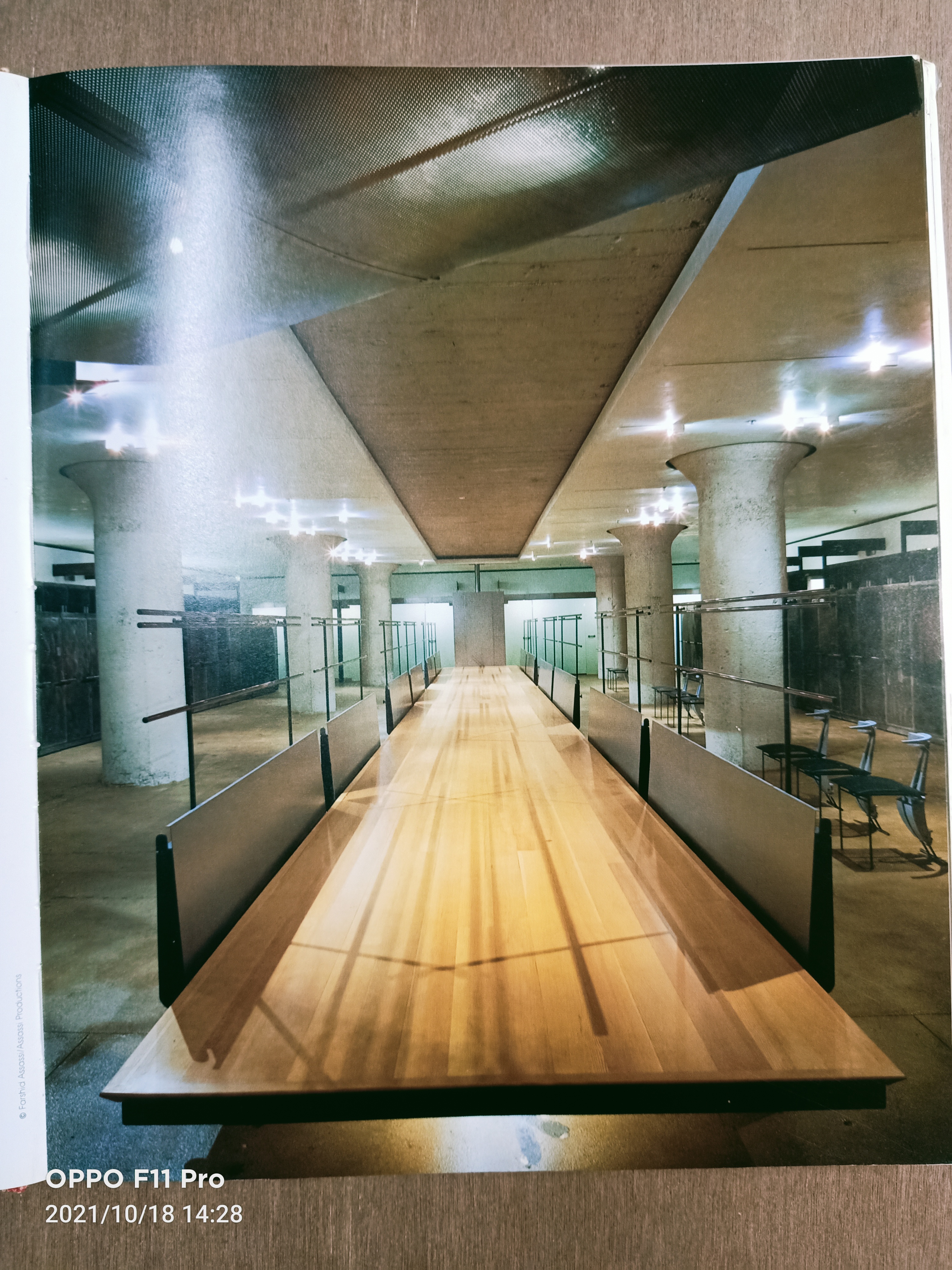 SHOWROOMS(หนังสือเล่มนี้สภาพไม่สมบรูณ์ หน้า161-162ไม่มี) / John Beckmann