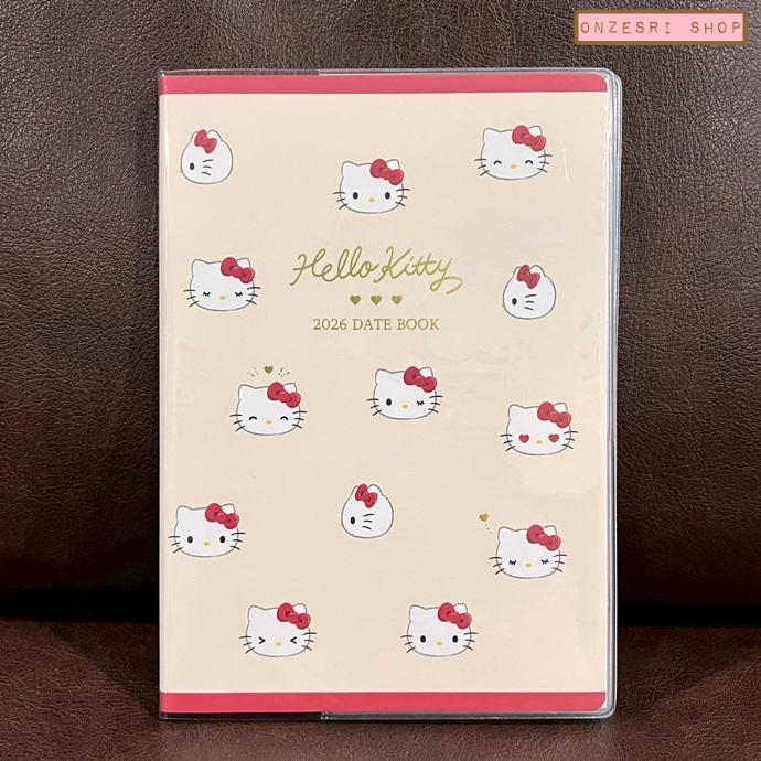 สมุด 2026 Schedule Book เล่มบาง B6 ลาย Hello Kitty สีครีมแดง ขนาด 18.7 x 13.5 x 0.7 ซม. (80 หน้า) มีให้จดตั้งแต่เดือน 10/2025 - 3/2027 เป็นปฎิทินแบบ monthly ช่องกลาง จดได้เยอะ และมี sticker