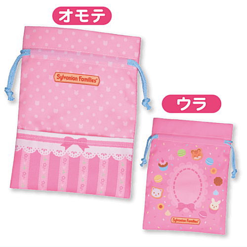 กระเป๋า Sylvanian Families Outing Pouch & Tote Bag แบบ Futon (Pink) ทำจากผ้า ขนาด 11 x 14.5 ซม. ตรงลายทำเป็นฉากเอาไว้เล่นกับตัวตุ๊กตาได้ มีช่องสำหรับใส่ตุ๊กตา