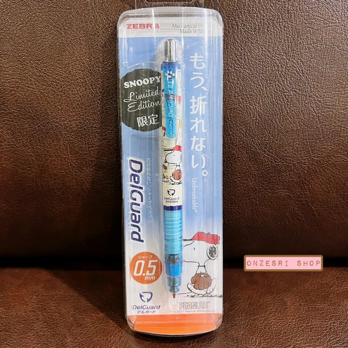 ดินสอกด Delguard จากญี่ปุ่น ลาย Snoopy (Limited) แบบ Baseball สีฟ้า จุดเด่นคือไส้ไม่หักง่าย เขียนลื่น ๆ