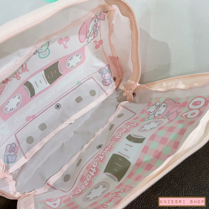 กระเป๋า Sanrio Retro Cassette Tape Pouch ขนาด 18 x 11 x 4.5 ซม. มีหูหิ้ว ทำจากผ้าร่มบาง มี 5 แบบให้เลือก