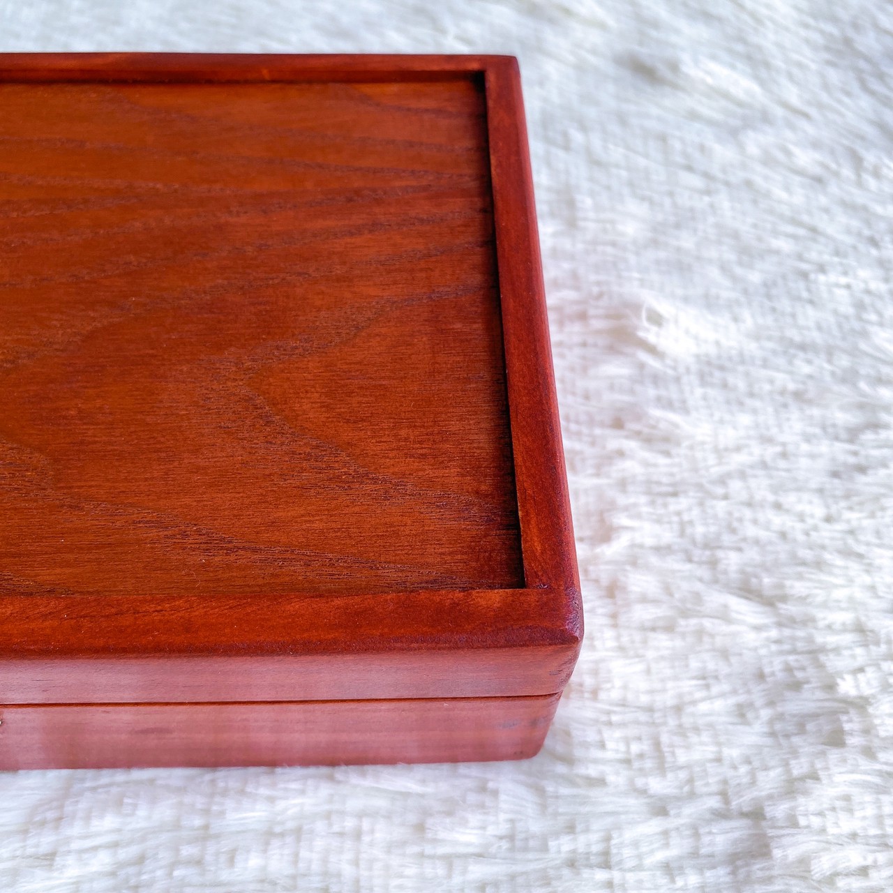 กล่องไม้สนฝาล็อคกัดโค้ง (Wooden box with lock lid)