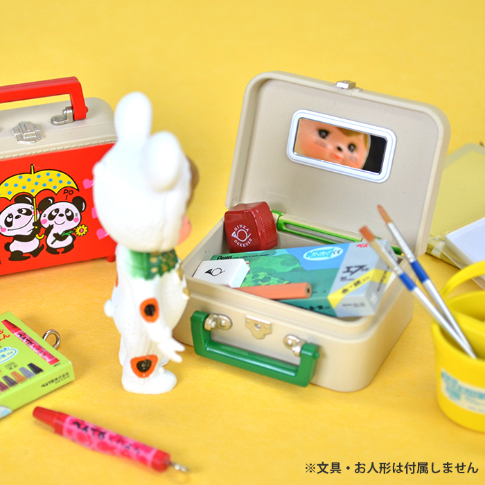 โมเดลกระเป๋าเดินทางวินเทจ Rune's Odekake Trunk Collection ด้านในมีกระจกเล็ก เปิดใส่ของได้นิดหน่อย ขนาด 4.5 x 3 x 2 ซม. มี 6 แบบให้เลือก