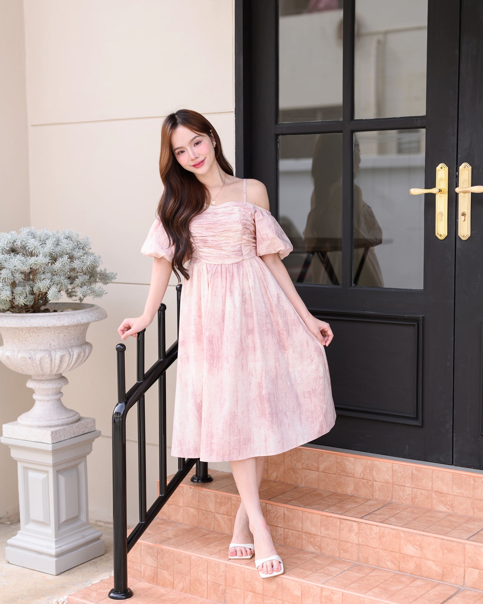 Pastel Puff Sleeve Dress เดรสเปิดไหล่แขนพอง : สีชมพู