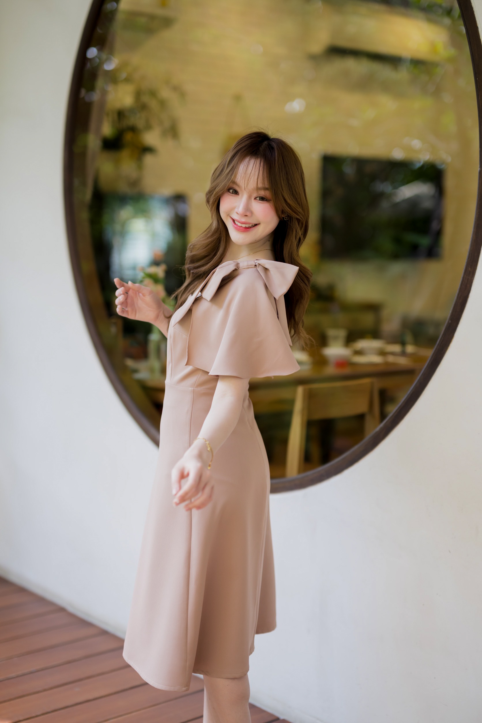 Bellette Bow Shoulder Dress : สีโอวัลติน