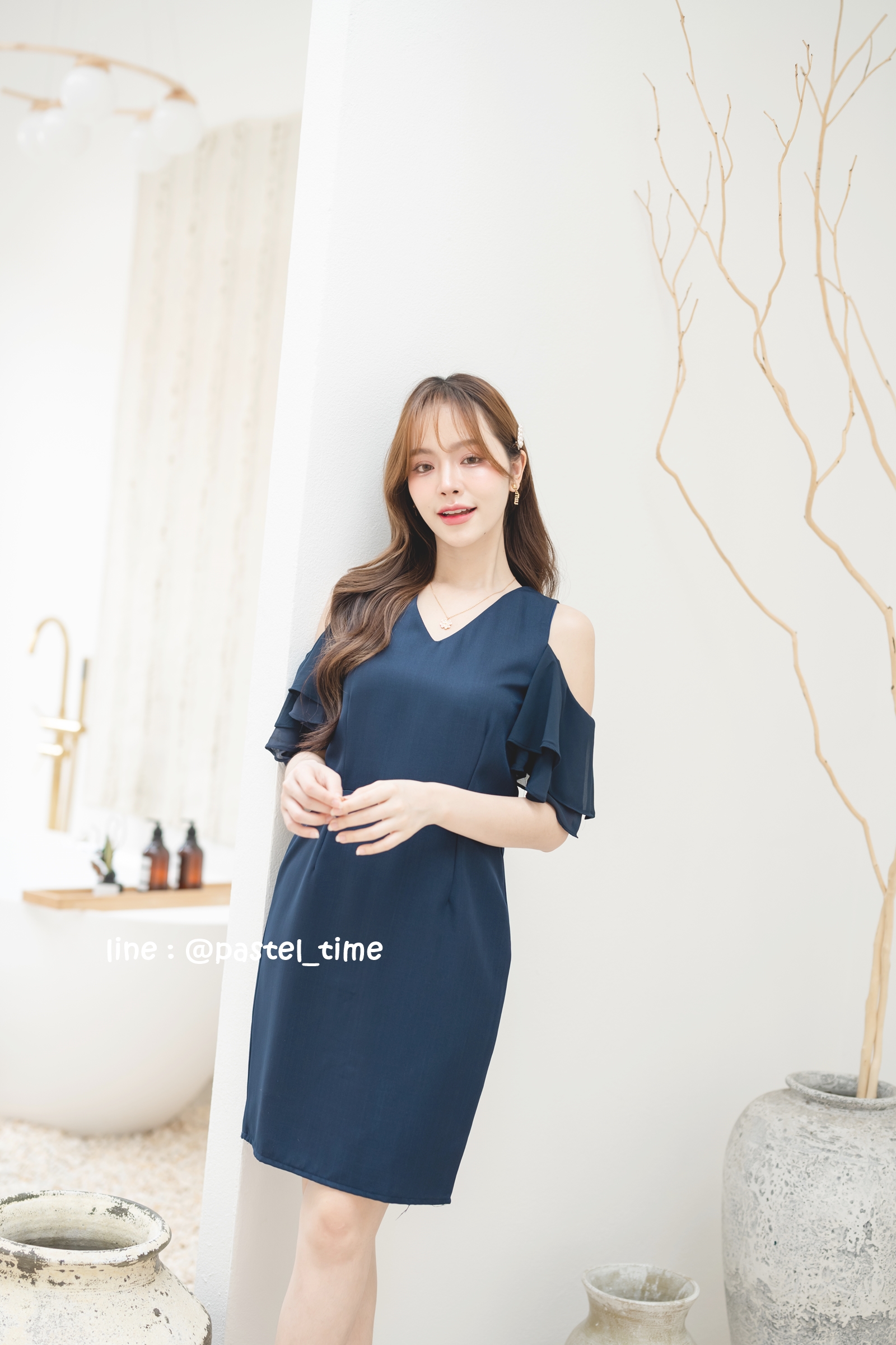 Vela off-shoulder dress : สีกรม
