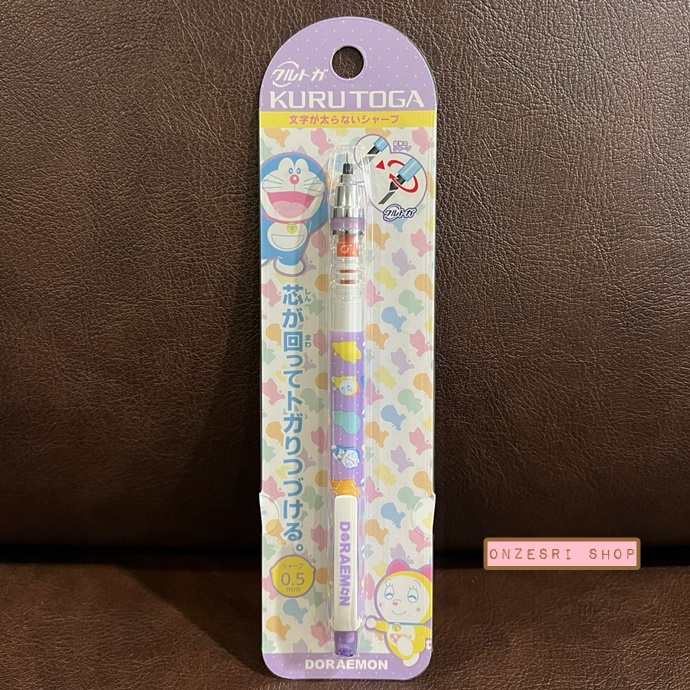 ดินสอกด Kurutoga ลาย Doraemon สีม่วง แบรนด์นี้ขึ้นชื่อด้านมีระบบเหลาไส้เองในตัวดินสอ ทำให้เวลาเขียนเส้นจะคมชัดตลอด