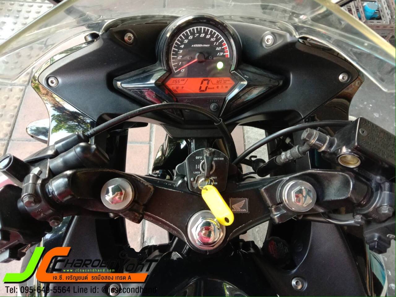 1ใน100 HONDA CBR150R จดทะเบียนปี57 รถบ้านมือเดียวขนานแท้ สภาพเดิมจัดทั้งคัน ใช้งานน้อยมาก หมื่นกว่าโลเท่านั้น เครื่องเดิมไม่แกะห้องเครื่องใสปิ้ง ขี่ดีศูนย์ตรง ชุดสีแท้ติดรถไม่มีตำหนิเลยจ้า