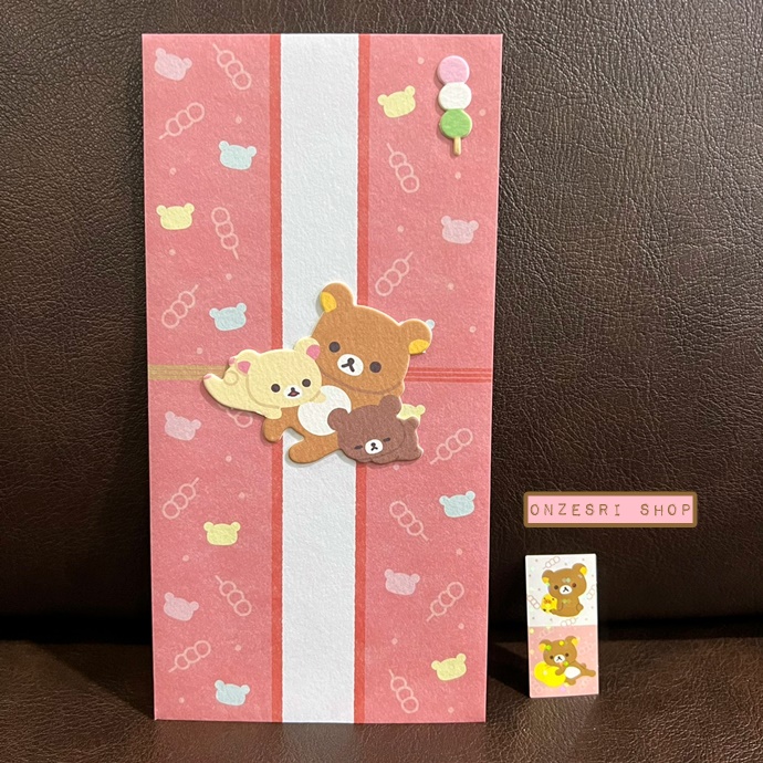 ซองใส่เงิน/จดหมาย San-X Pochi Bag ลาย Rilakkuma สีแดง ขนาด 18 x 9 ซม. มี 2 ซองในเซ็ต พร้อมสติกเกอร์ ตรงลายทำเป็นแบบญี่ปุ่น กระดาษแข็งปั๊มนูน