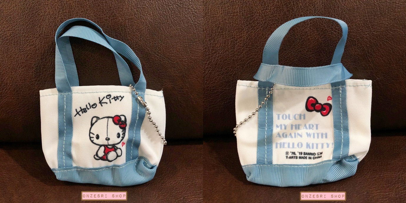 พวงกุญแจกระเป๋าเล็ก Hello Kitty 45th Anniversary ขนาด 7 x 7 x 3 ซม. (วัดไม่รวมสายกระเป๋า) ไว้สะสม ใส่ของเล็ก ๆ หรือเล่นกับตุ๊กตาได้ มี 3 แบบให้เลือก