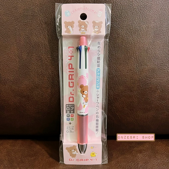 ปากกา Dr.Grip 4+1 ลาย Rilakkuma คอลเลกชั่น Chairoikoguma wants to grow up สีขาวชมพู เป็นปากกาหมึก 4 สี ดำ แดง เขียว น้ำเงิน และเป็นดินสอกดในแท่งเดียวกัน