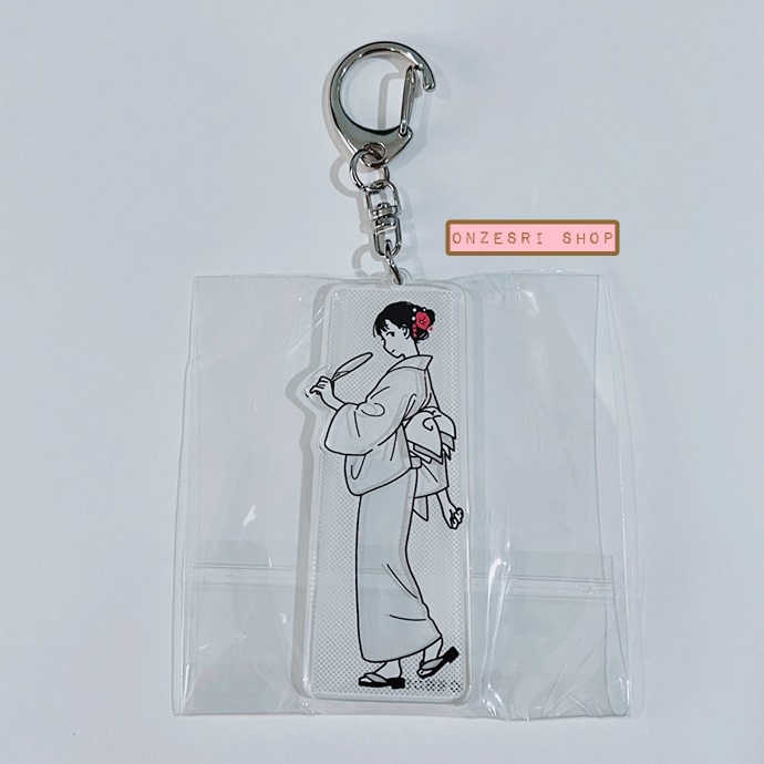 พวงกุญแจอะคริลิค Walking around the season จากศิลปินญี่ปุ่น Kamome Fuyuno ตรงที่เป็นเสื้อผ้าจะทำเป็นแบบใส ไว้ถ่ายกับพื้นหลังน่ารัก ๆ เปลี่ยนลายชุดได้ เฉพาะตัวอะคริลิกสูงประมาณ 6.5 ซม. มี 6 แบบให้เลือก