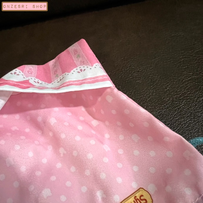 กระเป๋า Sylvanian Families Outing Pouch & Tote Bag แบบ Futon (Pink) ทำจากผ้า ขนาด 11 x 14.5 ซม. ตรงลายทำเป็นฉากเอาไว้เล่นกับตัวตุ๊กตาได้ มีช่องสำหรับใส่ตุ๊กตา