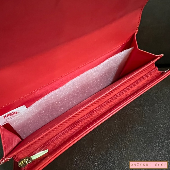 กระเป๋าสตางค์ใบยาว Hello Kitty Daruma (Limited) ทำจากผ้า & หนังเทียม ขนาด 19 x 12 ซม. มีช่องใส่บัตร ช่องซิป มี 2 สีให้เลือก