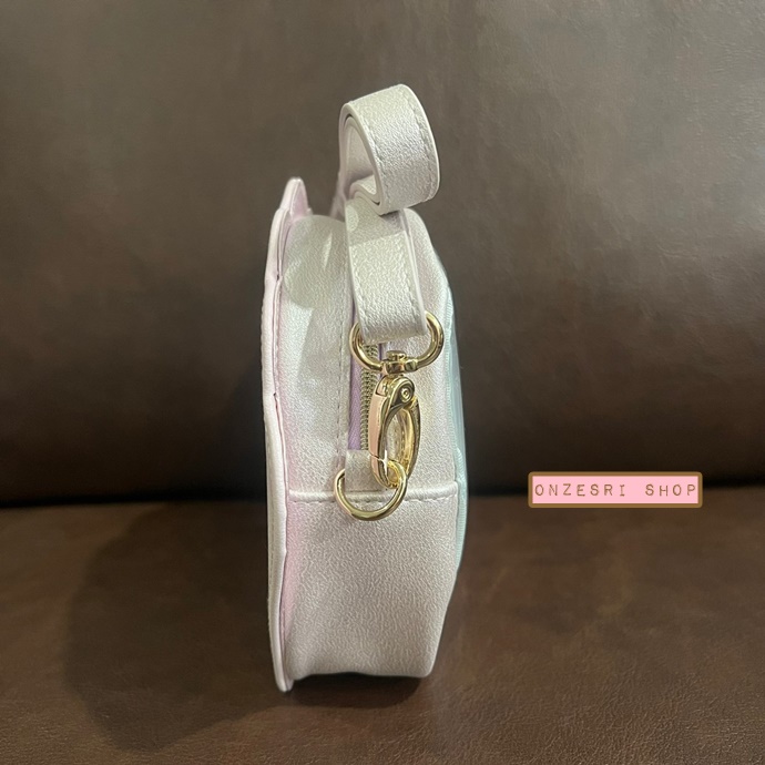 กระเป๋าเปลือกหอย Sumikko Gurashi - Umikko Lagoon สีชมพู มีสายสะพาย ด้านหลังเป็นช่องใส ใส่ตุ๊กตาเล็ก SS โชว์ได้ 6 ตัว ขนาด 15 x 21 x 5 ซม.