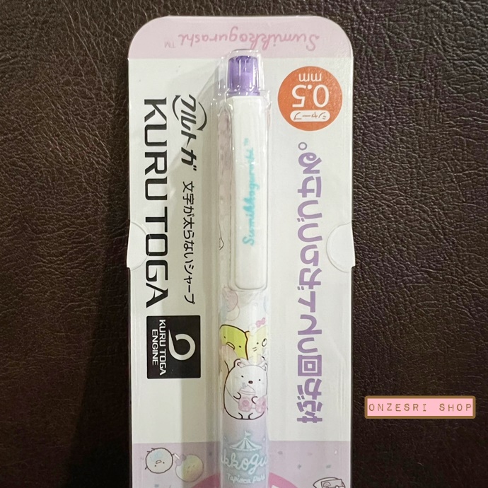 ดินสอกด Kurutoga ลาย Sumikko Gurashi Tapioca Park แบรนด์นี้ขึ้นชื่อด้านมีระบบเหลาไส้เองในตัวดินสอ ทำให้เวลาเขียนเส้นจะคมชัดตลอด