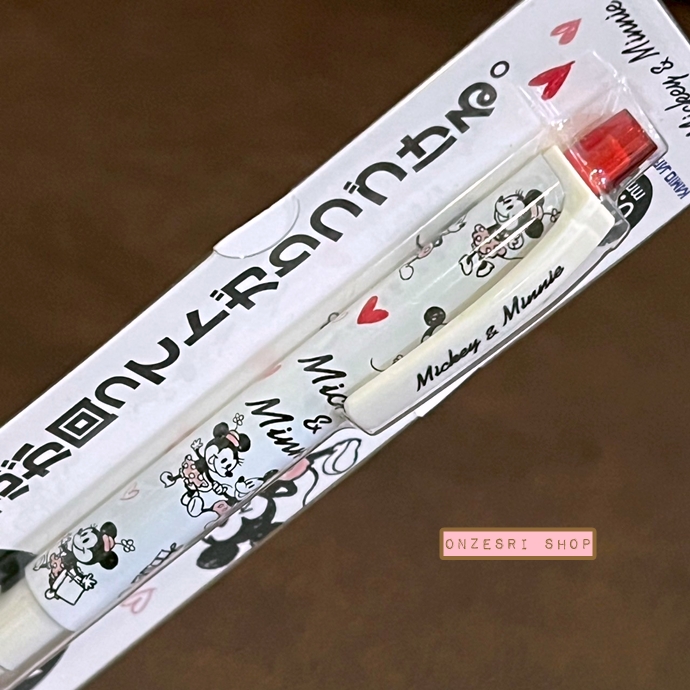 ดินสอกด Kurutoga ลาย Mickey & Minnie Drawing Red Hearts สีขาวดำ หัว 0.5 แบรนด์นี้ขึ้นชื่อด้านมีระบบเหลาไส้เองในตัวดินสอ ทำให้เวลาเขียนเส้นจะคมชัดตลอด