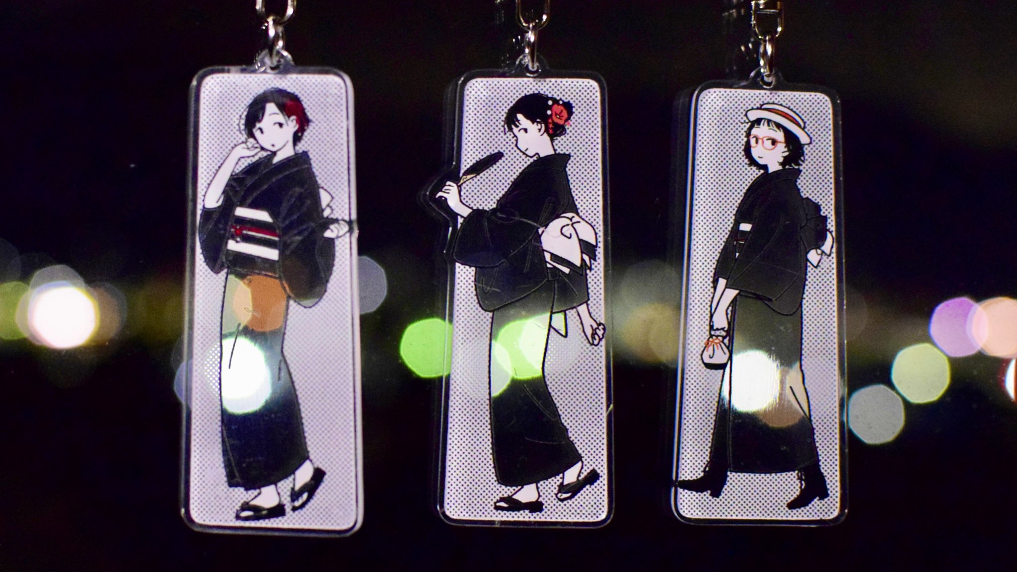 พวงกุญแจอะคริลิค Walking around the season จากศิลปินญี่ปุ่น Kamome Fuyuno ตรงที่เป็นเสื้อผ้าจะทำเป็นแบบใส ไว้ถ่ายกับพื้นหลังน่ารัก ๆ เปลี่ยนลายชุดได้ เฉพาะตัวอะคริลิกสูงประมาณ 6.5 ซม. มี 6 แบบให้เลือก