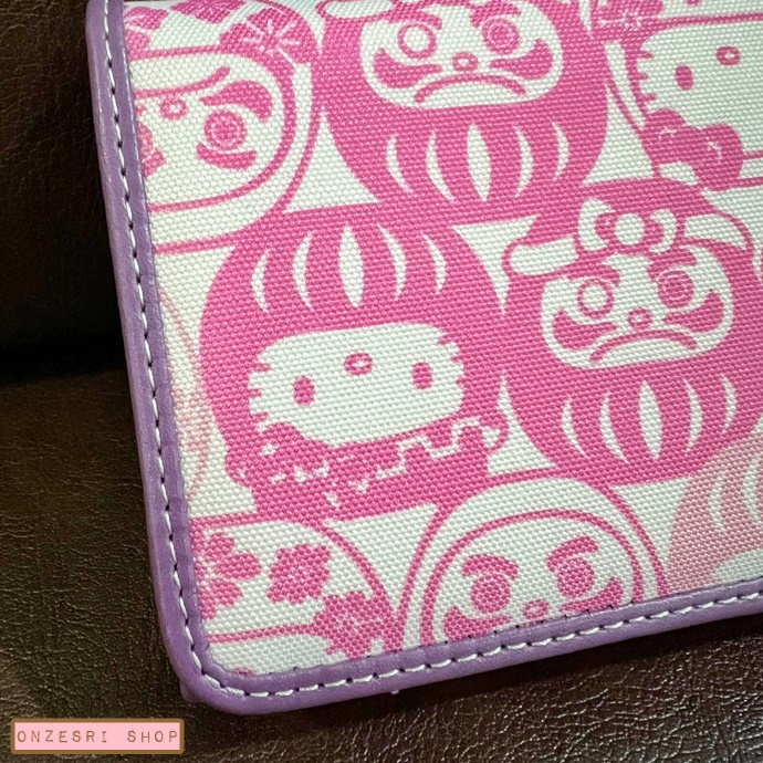 กระเป๋าสตางค์ใบยาว Hello Kitty Daruma (Limited) ทำจากผ้า & หนังเทียม ขนาด 19 x 12 ซม. มีช่องใส่บัตร ช่องซิป มี 2 สีให้เลือก