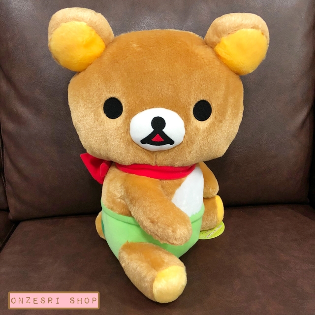 ตุ๊กตา Rilakkuma Outside ชุดออกไปเดินเล่นนอกบ้าน ด้านหลังเป็นโบว์ ตรงกางเกงมีลาย น่ารักมาก ขนาด 40 x 30 ซม.