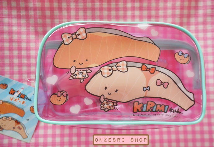 กระเป๋า Kirimi Chan PVC Pouch เป็นแบบใส กันน้ำ จุของได้เยอะ ขนาด 18 x 12 x 8 ซม.