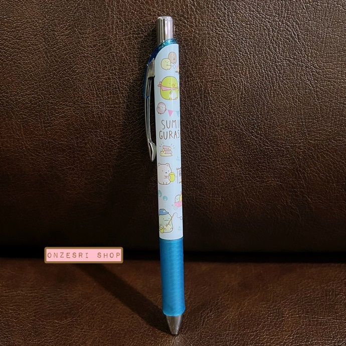 ปากกา Pentel Energel Sumikko Gurashi - Kawauso & Sumikko Camp (คุณนากและแคมป์สุมิกโกะ) แท่งสีฟ้า หัว 0.5 หมึกสีดำ