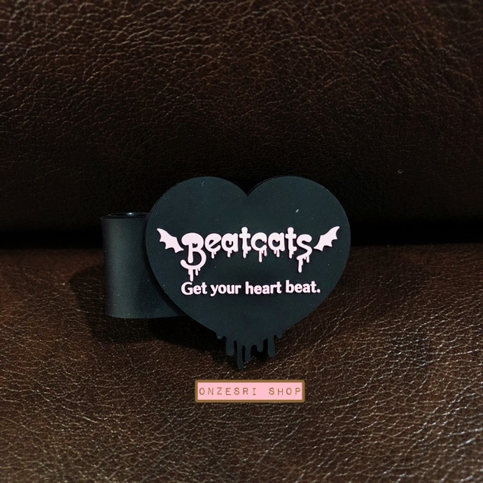 Sanrio Characters Beatcats Rubber Band ขนาดกว้าง 10.2 ซม. เป็นที่รัดเก็บสายหูฟัง หรืออื่น ๆ ทำจากยาง ด้านหลังมีกระดุมเหล็กติด มี 6 แบบให้เลือก