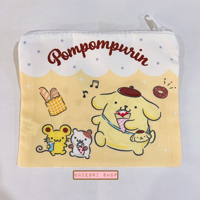 กระเป๋า Pompompurin Bag-Liked Pouch แบบสีเหลือง-ขาว ขนาด 14.5 x 11.5 ซม. ทำเป็นลายกระเป๋าน่ารัก มีซิปปิดเปิดด้านบน ทำจากผ้า