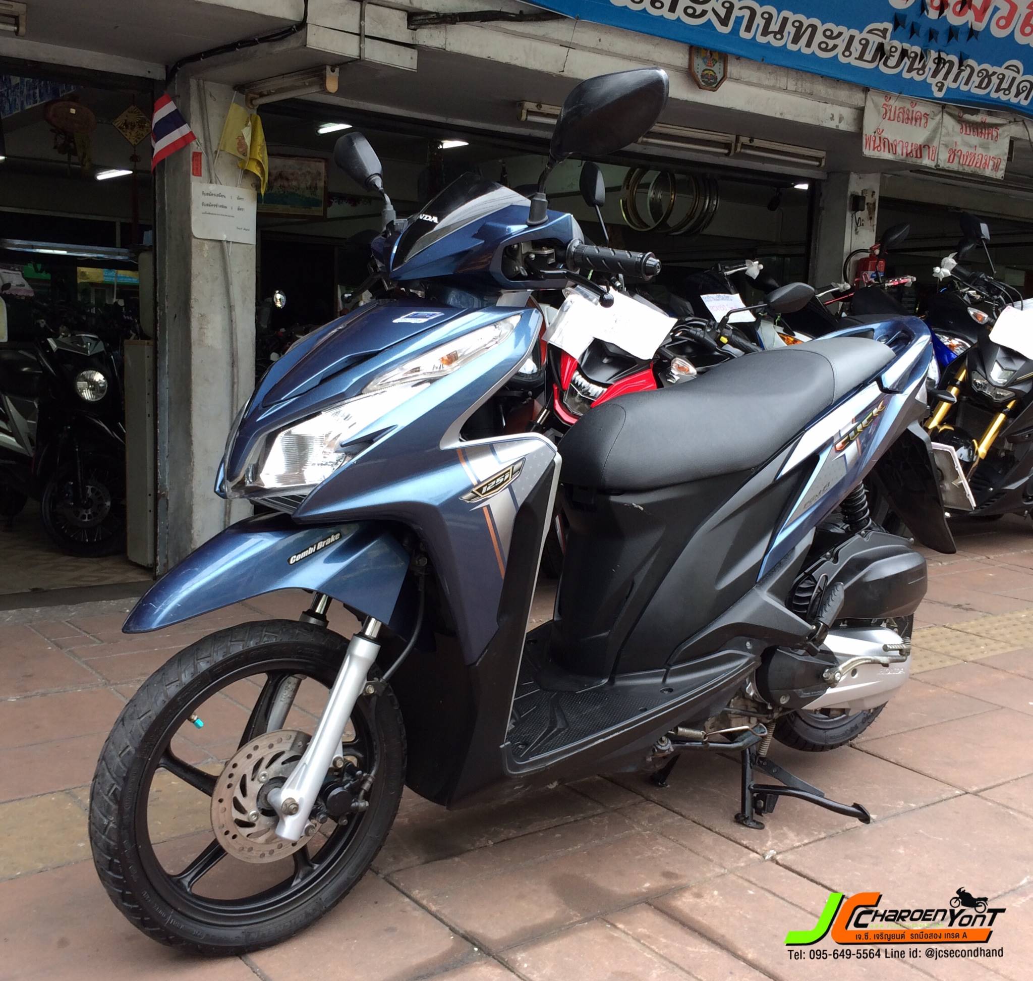 "หน้าตาหล่อไม่เบาเลยนะ" รถบ้านมือเดียวพร้อมใช้ HONDA CLICK125i idling stop จดทะเบียนกลางปี57 สภาพเดิมจัดๆ เครื่องดีสตาร์ทติดง่าย ขี่ดีศูนย์ตรงเป๊ะ ชุดสีแท้แท้ทั้งคันตำหนิน้อย