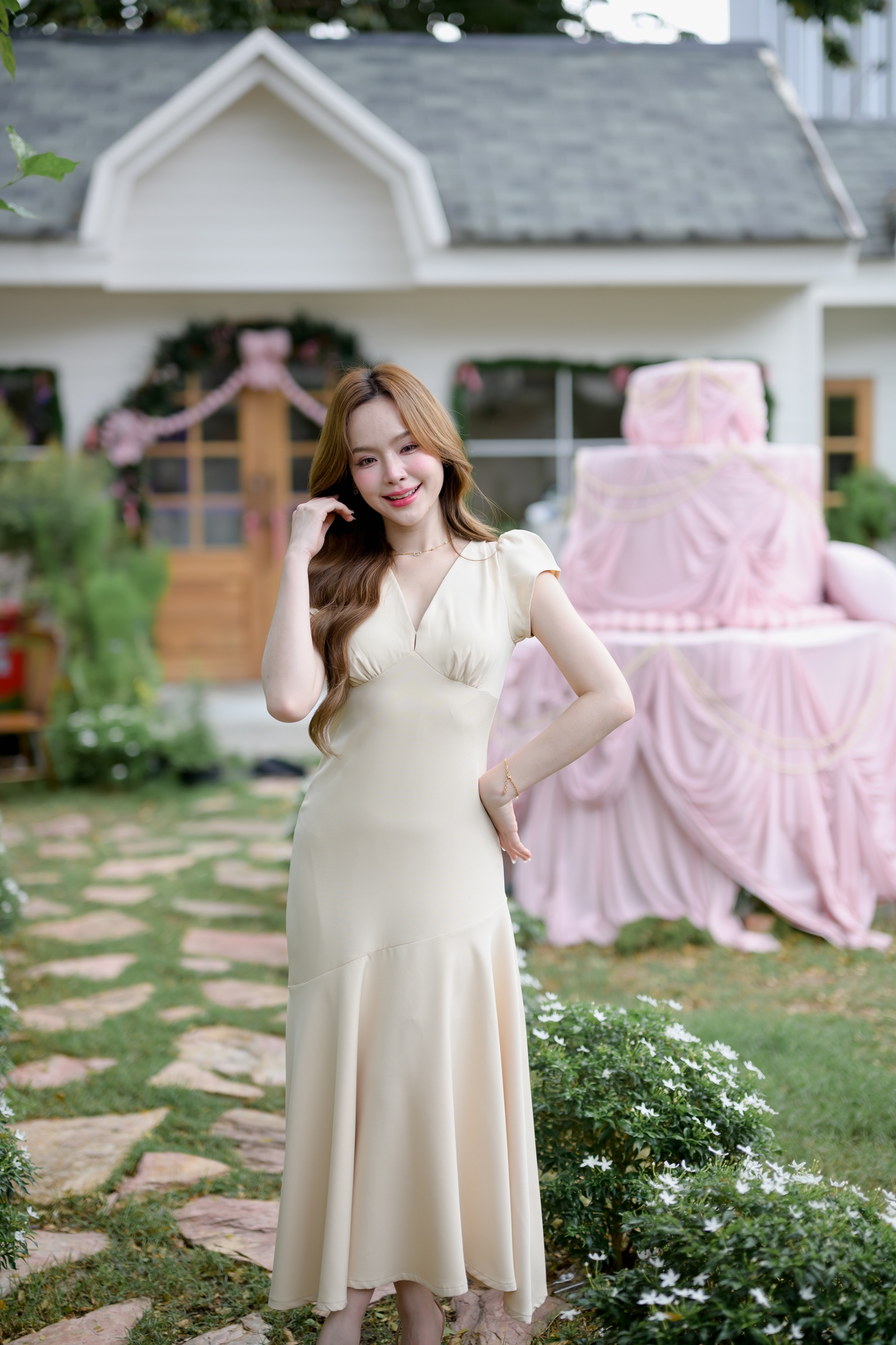 Petal Sway Maxi Dress : สีครีม