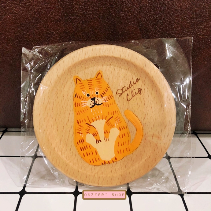 ที่รองแก้ว Studio Clip Wooden Coaster ลายแมว จากร้าน Studio Clip Japan ขนาดเส้นผ่านศูนย์กลาง 9 ซม. ตรงลายเป็นลายวาดน่ารักมาก