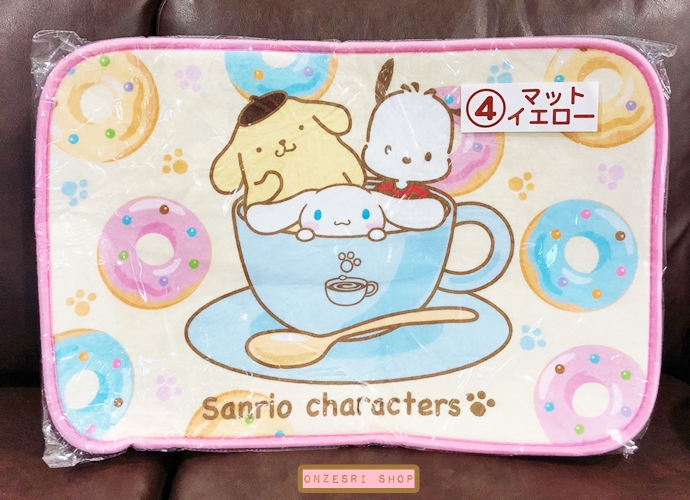 พรม Sanrio Characters Atakuji แบบ Pochacco x Cinnamoroll x Pompompurin ขนาด 60 x 40 ซม. ใช้ทำเป็นที่รองนั่งได้ ไม่มีวางขายทั่วไป เป็นแบบต้องลุ้นกับทางหน้าร้าน Sanrio ที่ญี่ปุ่นเท่านั้น