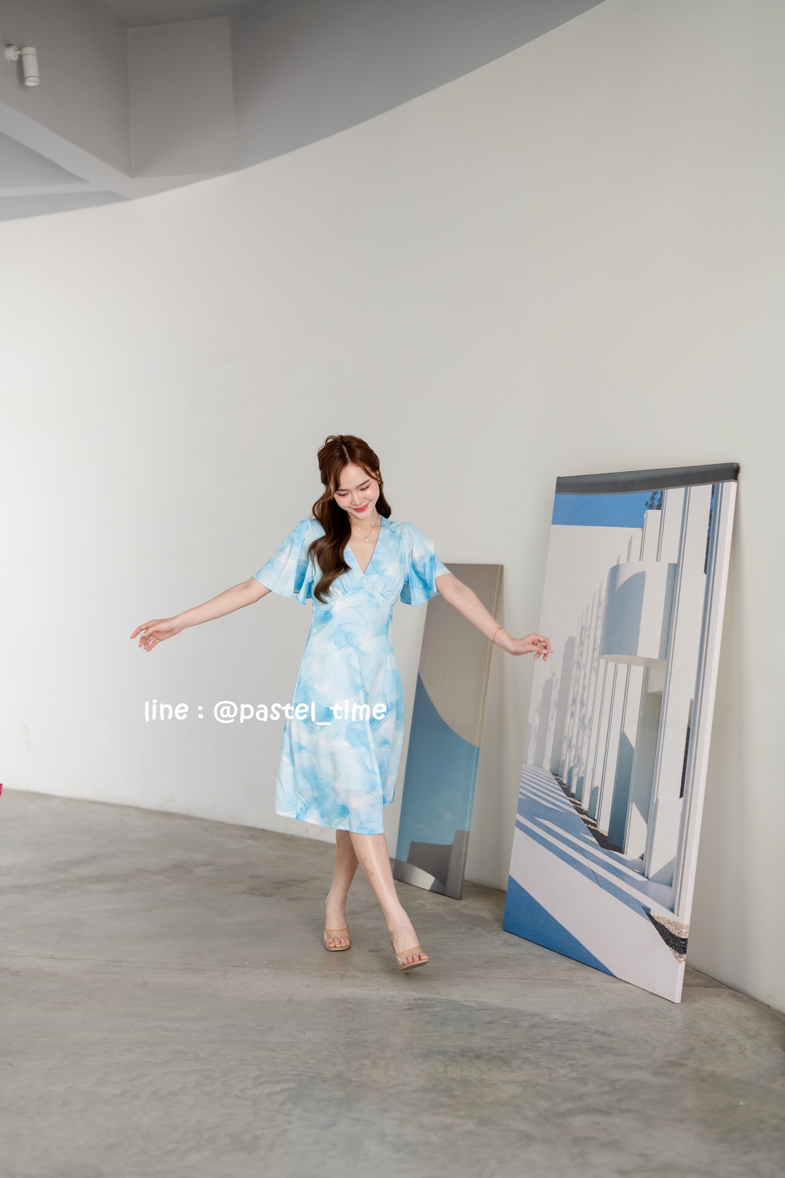 Sassy Marble Midi Dress : Vivid Blue โทนฟ้าสดใส