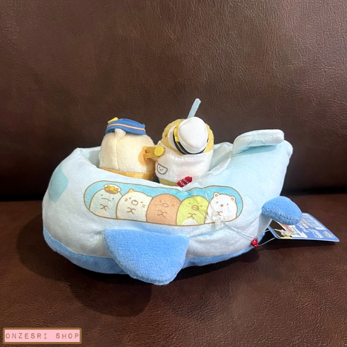 เซ็ตตุ๊กตา Sumikko Gurashi x Keikyu & Haneda in Ota City (Limited) เป็นแบบเครื่องบิน มาพร้อมคุณแอร์โฮสเตสแมว Neko และคุณกัปตันหางปลาอะจิทอด ขนาด 9 x 18 x 17 ซม.