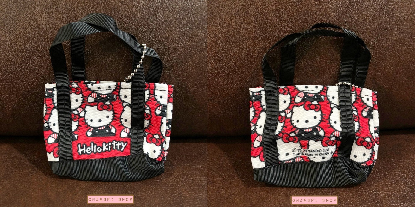 พวงกุญแจกระเป๋าเล็ก Hello Kitty 45th Anniversary ขนาด 7 x 7 x 3 ซม. (วัดไม่รวมสายกระเป๋า) ไว้สะสม ใส่ของเล็ก ๆ หรือเล่นกับตุ๊กตาได้ มี 3 แบบให้เลือก