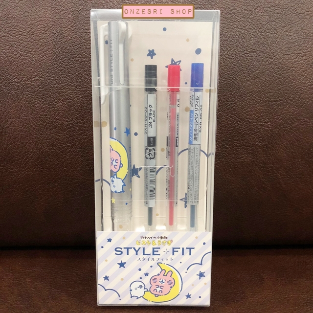 Set ปากกา Uni Style Fit พร้อมไส้ ลาย Kanahei แบบ On the Moon สีเงิน เป็นปลอกปากกา ใส่ได้ 3 ไส้ พร้อมไส้ 0.5 รวม 3 สี (Black, Blue, Red)