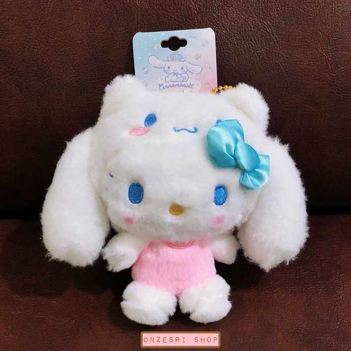 พวงกุญแจตุ๊กตา Cinnamoroll 20th Anniversary x Hello Kitty ขนาด 13 x 15 x 8 ซม.