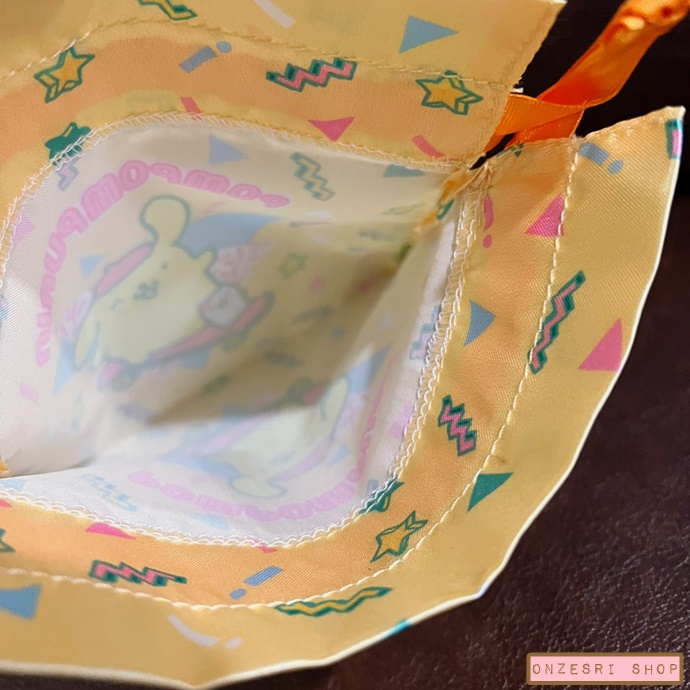 กระเป๋ารูดเชือก Sanrio 80s สีสดใส ลาย Pompompurin สีเหลือง เป็นเหมือนผ้าลื่น ๆ ขนาด 15 x 16 ซม.