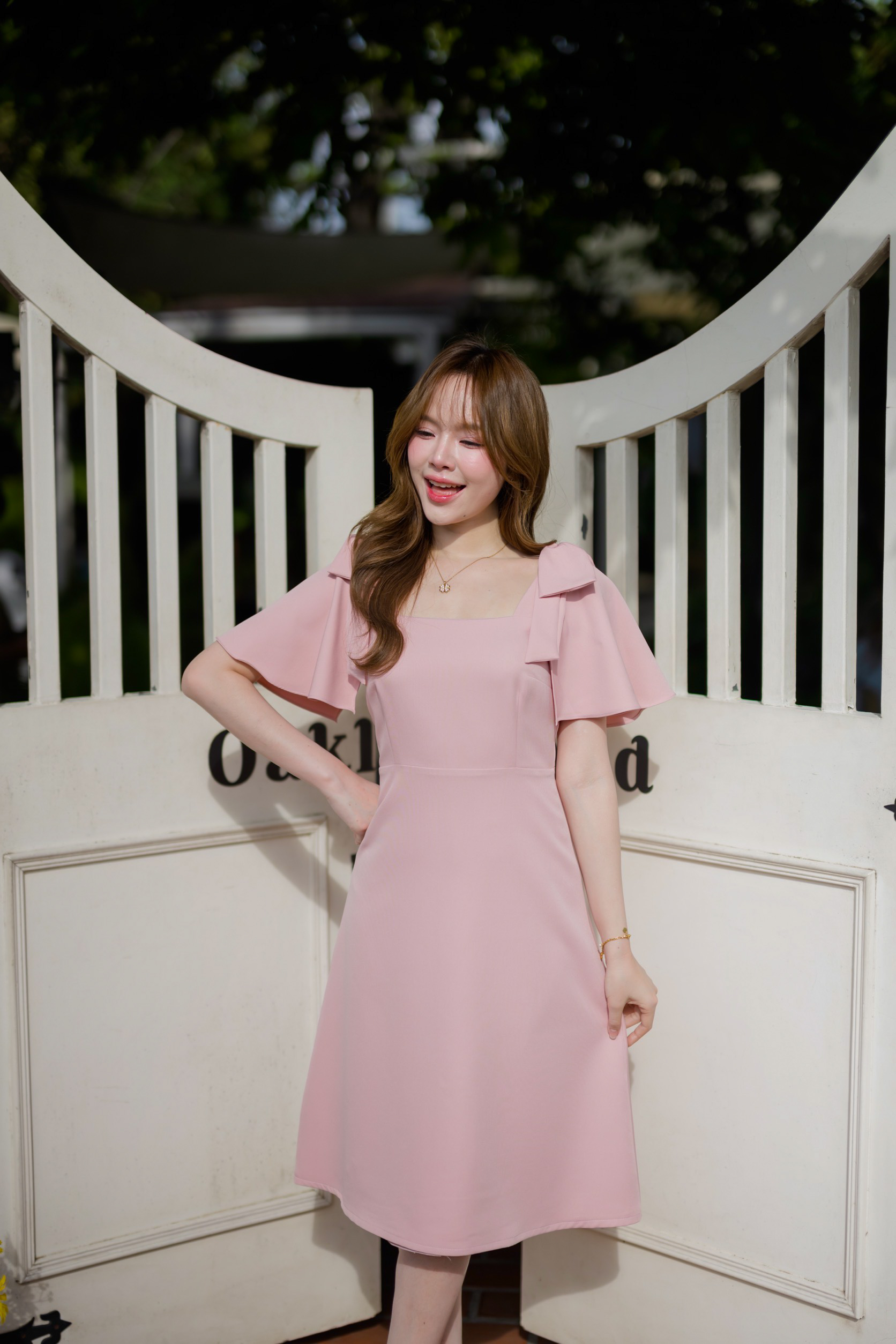 Bellette Bow Shoulder Dress : สีชมพู
