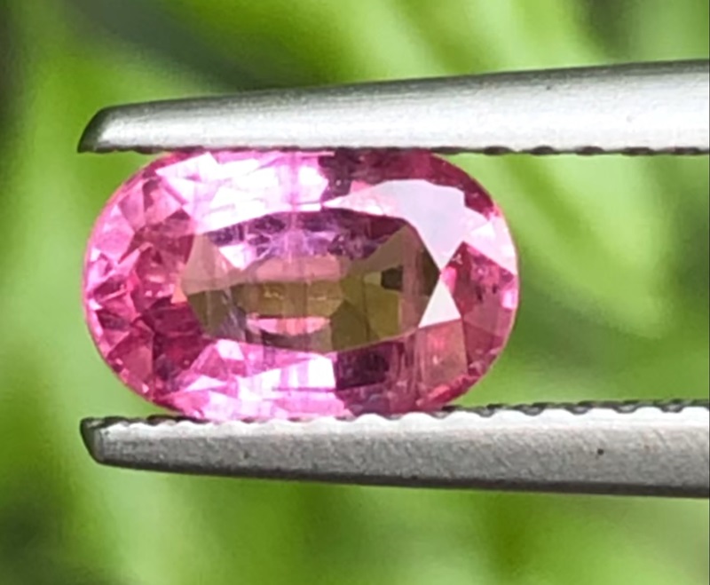 พลอย พัดพารัดชา(Padparadscha Sapphire) 1.56 กะรัต (Cts.)