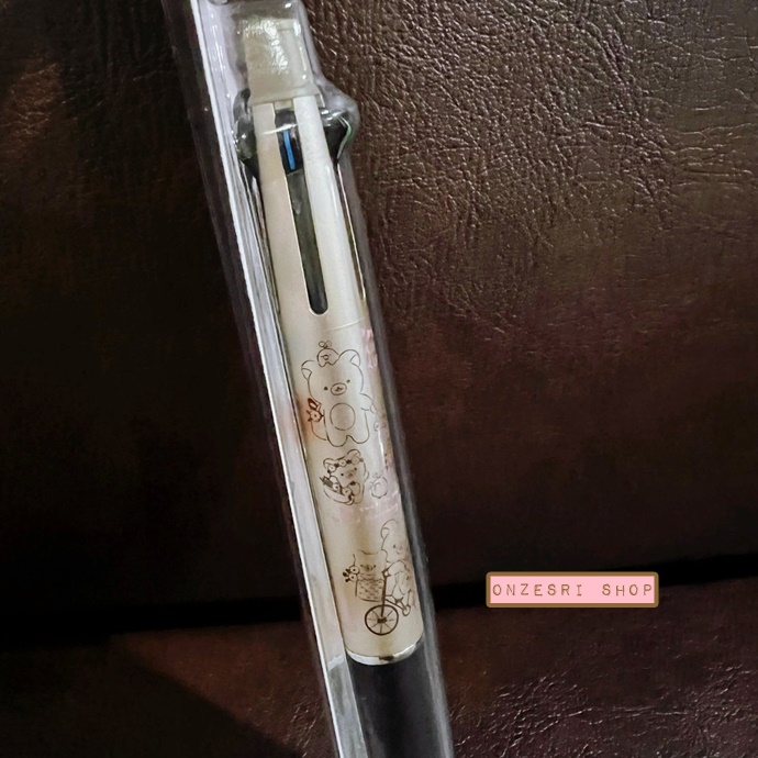 ปากกา Jetstream 4+1 ลาย Rilakkuma Marché สีทอง เป็นปากกาหมึก 4 สี ดำ แดง เขียว น้ำเงิน หัว 0.7 และเป็นดินสอกดในแท่งเดียวกัน