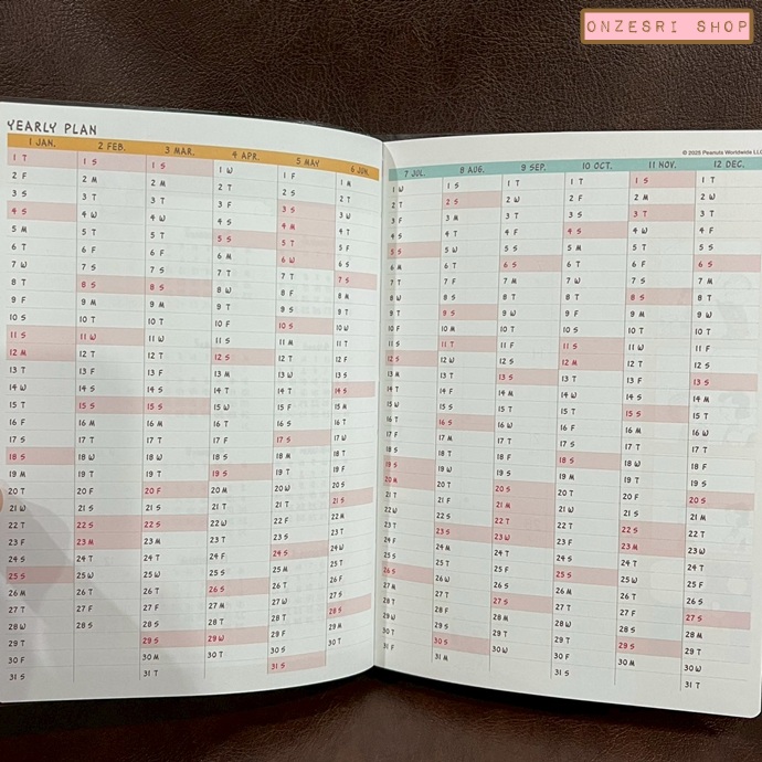 สมุด 2026 Schedule Book เล่มหนา B6 ลาย Snoopy Comic Design สีครีม ขนาด 13.5 x 18.8 x 1.1 ซม. (176 หน้า) มีให้จดตั้งแต่เดือน 10/2025 - 12/2026 เป็นปฎิทินแบบ monthly & weekly