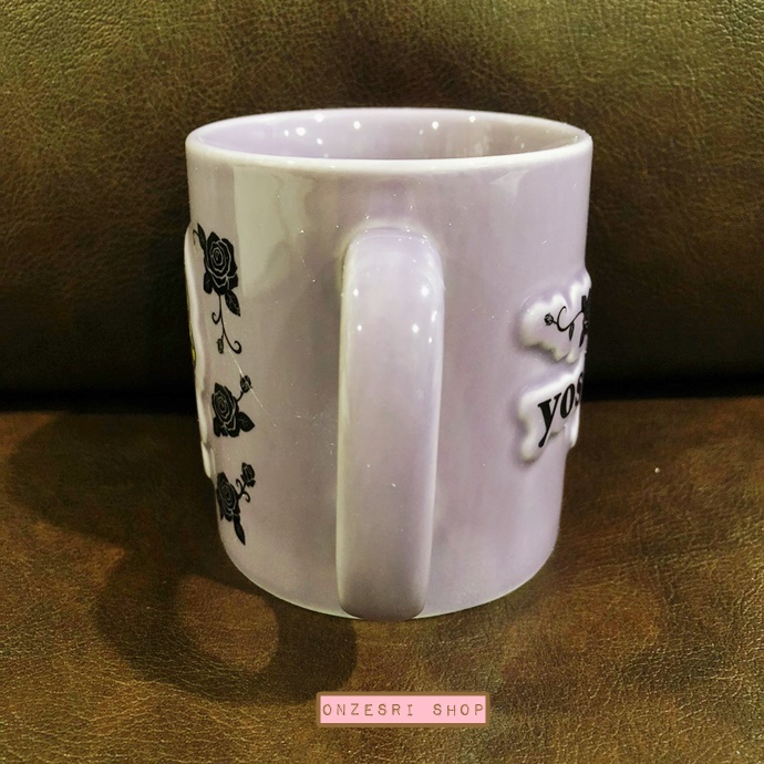 แก้วเซรามิค Yoshikitty Mug (Limited) สีม่วง ขนาด 9 x 9 ซม. ตรงลายทำเป็นนูน ๆ น่ารักมาก ไม่มีวางขายทั่วไป เป็นแบบต้องลุ้นกับทางหน้าร้าน Sanrio ที่ญี่ปุ่นเท่านั้น (สีจริงสีม่วงสวย พอดีถ่ายกับพื้นสีน้ำตาลแล้วสีเพี้ยนค่ะ)