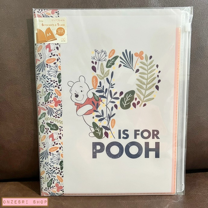 แฟ้ม A4 ลาย Winnie the Pooh (P's for Pooh) แยกใส่เอกสารได้ 6 ช่อง + 1 ช่องซิปด้านหลัง