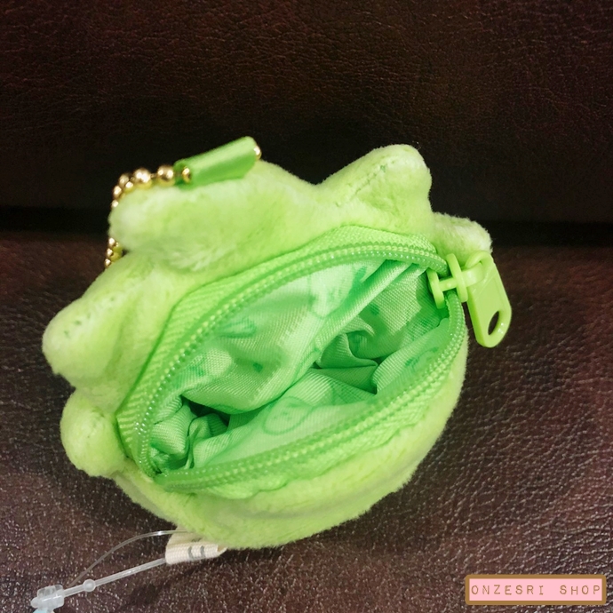 พวงกุญแจ Sumikko Gurashi Minikko Ippai ลายตัววัชพืชน้อย ด้านบนมีช่องซิปเล็ก ๆ ใส่เหรียญได้เล็กน้อย ขนาด 9 x 7.5 x 4 ซม.