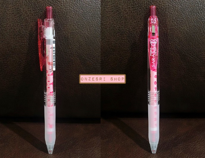 ปากกา Zebra Sarasa Clip x Yupon (Limited) คอลเลกชั่นร่วมกับคุณ Yupon ที่เป็น Youtuber ชาวญี่ปุ่น ลายตรงด้ามมีขีดระดับตัวเลขไว้บอกระดับหมึกคงเหลือ หัว 0.5 มี 6 สีให้เลือก