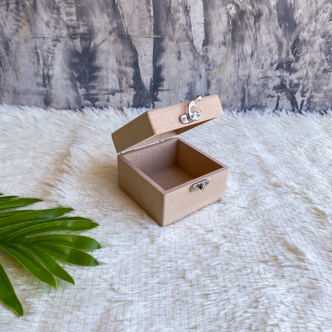 กล่องไม้ MDF ฝาล๊อค ตัวล๊อคไกปืน